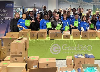 Frankfurt Airport: United Airlines is committed to helping those in need. Build a kit for people in need - United-Team in Frankfurt