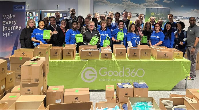 Frankfurt Airport: United Airlines is committed to helping those in need. Build a kit for people in need - United-Team in Frankfurt