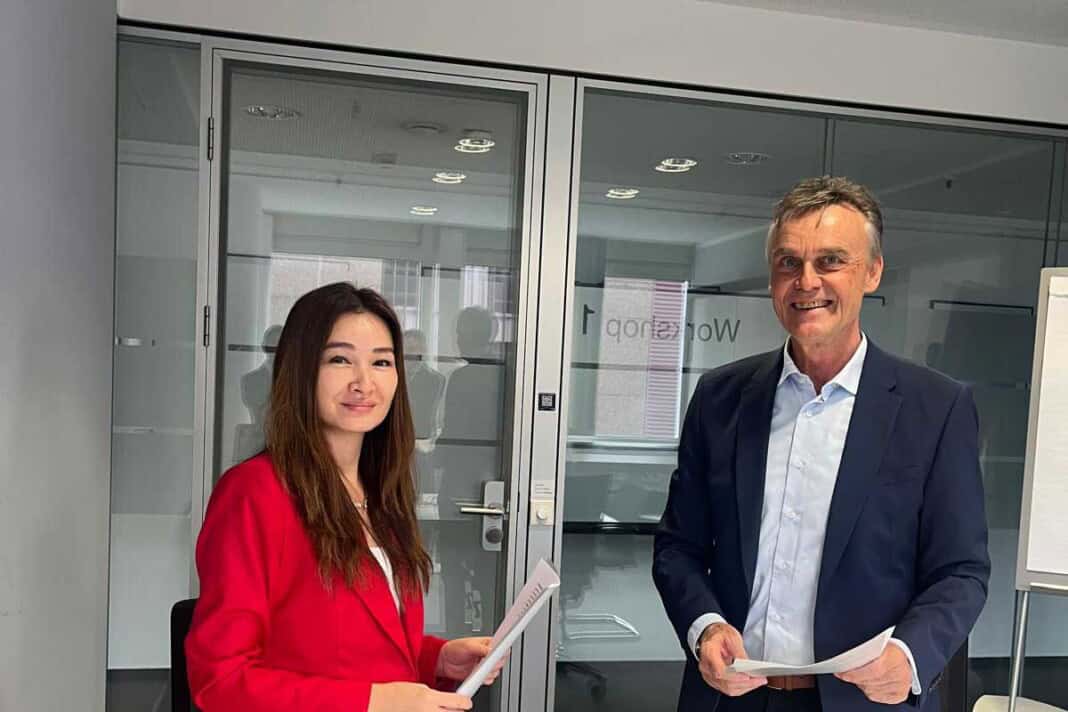 Meruyert Zholdybayeva, General Manager Aktau International Airport (links), und Rüdiger Franke, Geschäftsführer und CEO TRIWO Hahn Airport, nach der Unterzeichnung der Partnerschaft.