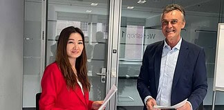 Kooperation zwischen Flughafen Hahn und Aktau International Airport Meruyert Zholdybayeva, General Manager Aktau International Airport (links), und Rüdiger Franke, Geschäftsführer und CEO TRIWO Hahn Airport, nach der Unterzeichnung der Partnerschaft.