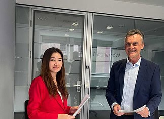 Kooperation zwischen Flughafen Hahn und Aktau International Airport Meruyert Zholdybayeva, General Manager Aktau International Airport (links), und Rüdiger Franke, Geschäftsführer und CEO TRIWO Hahn Airport, nach der Unterzeichnung der Partnerschaft.