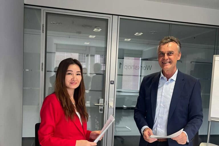 Meruyert Zholdybayeva, General Manager Aktau International Airport (links), und Rüdiger Franke, Geschäftsführer und CEO TRIWO Hahn Airport, nach der Unterzeichnung der Partnerschaft.