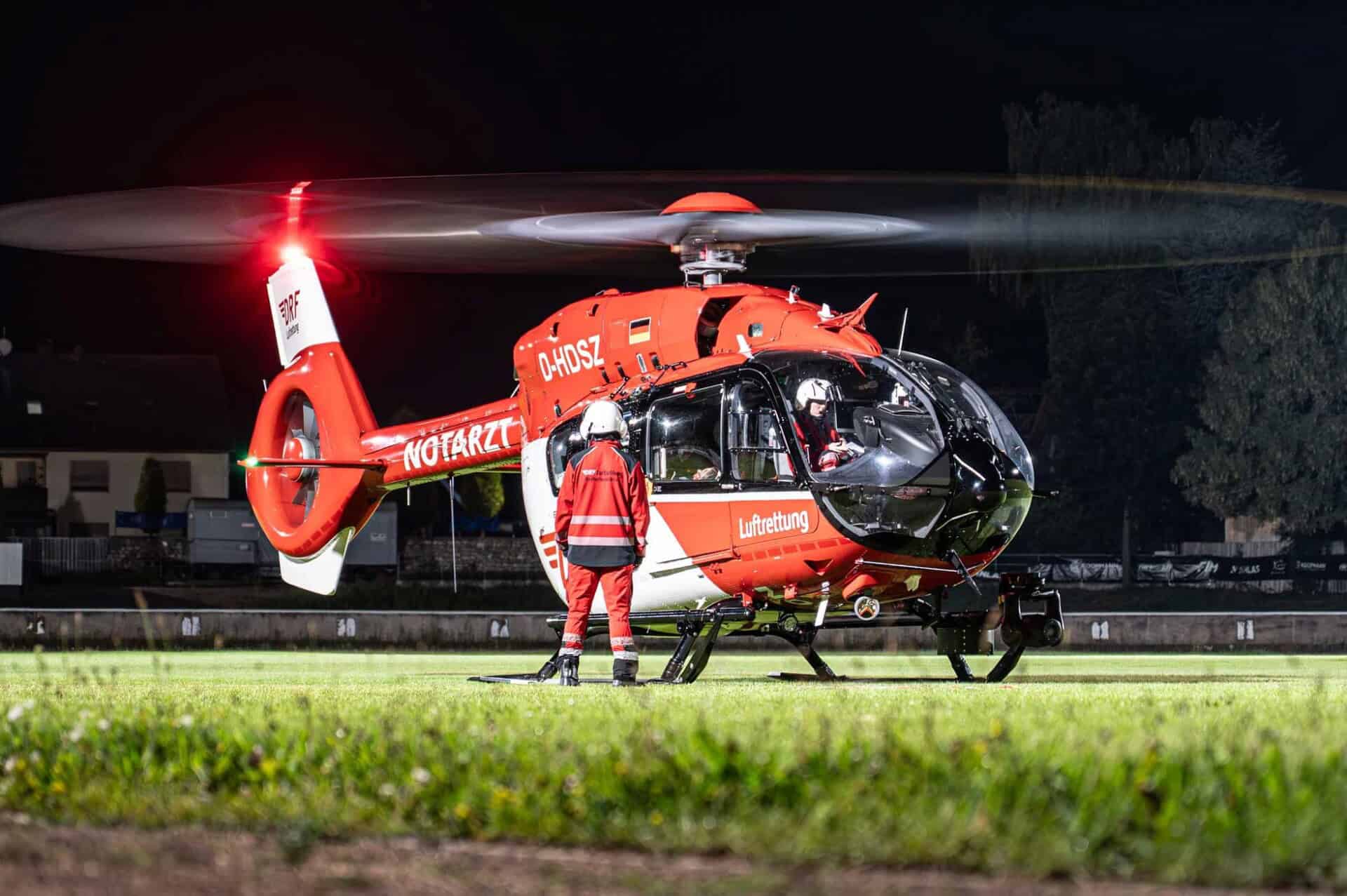 Eine H145 der DRF Luftrettung in der Nacht.