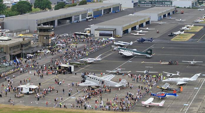 Flughafen Mönchengladbach feiert 70. Jubiläum mit Tag der offenen Tür Tag der offenen Tür am Flughafen Mönchengladbach (MGL)