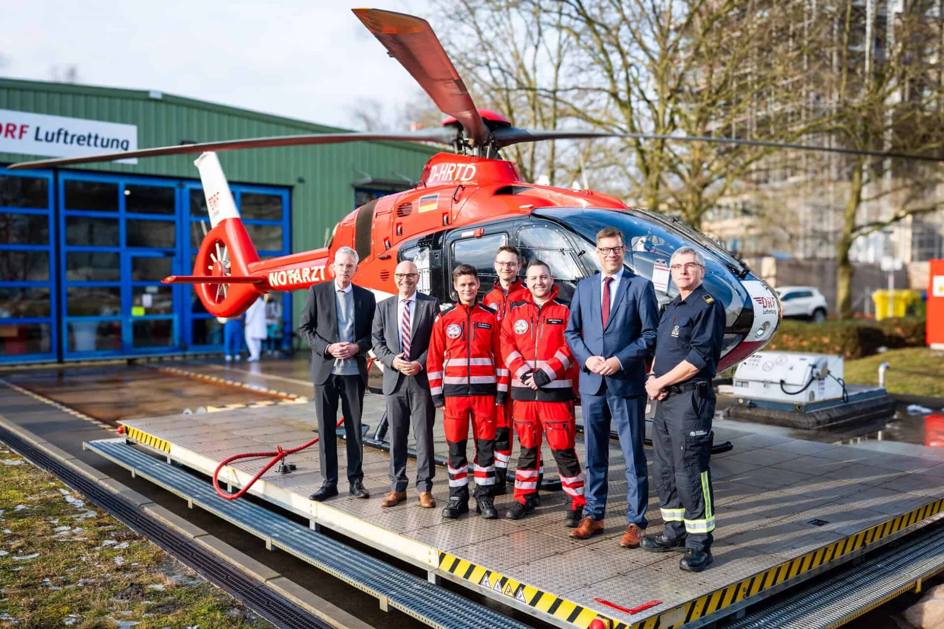 Vlnr: Prof. Dr. Martin E. Kreis (Vorstand Krankenversorgung Charité), Krystian Pracz, Eik Meißner, Dr. Georg Girke, Pablo Sanchez, Christian Hochgrebe (Staatsekretär für Inneres des Landes Berlin), Dr. André-Michael Baumann, Leitender Branddirektor der Berliner Feuerwehr