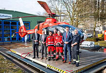 DRF Luftrettung stärkt Luftrettung in Berlin mit drei Stationen Vlnr: Prof. Dr. Martin E. Kreis (Vorstand Krankenversorgung Charité), Krystian Pracz, Eik Meißner, Dr. Georg Girke, Pablo Sanchez, Christian Hochgrebe (Staatsekretär für Inneres des Landes Berlin), Dr. André-Michael Baumann, Leitender Branddirektor der Berliner Feuerwehr