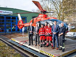 Vlnr: Prof. Dr. Martin E. Kreis (Vorstand Krankenversorgung Charité), Krystian Pracz, Eik Meißner, Dr. Georg Girke, Pablo Sanchez, Christian Hochgrebe (Staatsekretär für Inneres des Landes Berlin), Dr. André-Michael Baumann, Leitender Branddirektor der Berliner Feuerwehr