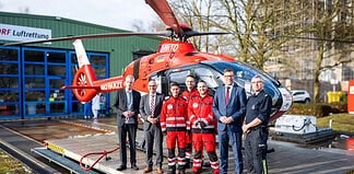 DRF Luftrettung stärkt Luftrettung in Berlin mit drei Stationen Vlnr: Prof. Dr. Martin E. Kreis (Vorstand Krankenversorgung Charité), Krystian Pracz, Eik Meißner, Dr. Georg Girke, Pablo Sanchez, Christian Hochgrebe (Staatsekretär für Inneres des Landes Berlin), Dr. André-Michael Baumann, Leitender Branddirektor der Berliner Feuerwehr