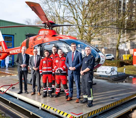 From left: Prof. Dr. Martin E. Kreis (Board Member for Patient Care, Charité), Krystian Pracz, Eik Meißner, Dr. Georg Girke, Pablo Sanchez, Christian Hochgrebe (State Secretary for the Interior of the State of Berlin), Dr. André-Michael Baumann, Chief Fire Officer of the Berlin Fire Department