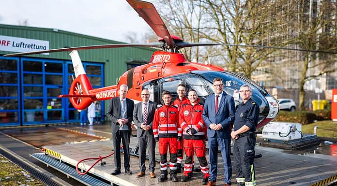 DRF Luftrettung stärkt Luftrettung in Berlin mit drei Stationen Vlnr: Prof. Dr. Martin E. Kreis (Vorstand Krankenversorgung Charité), Krystian Pracz, Eik Meißner, Dr. Georg Girke, Pablo Sanchez, Christian Hochgrebe (Staatsekretär für Inneres des Landes Berlin), Dr. André-Michael Baumann, Leitender Branddirektor der Berliner Feuerwehr