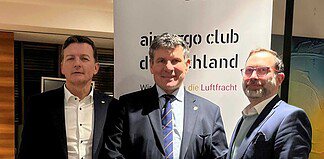 Entlastung der Luftfracht gefordert; v.l.: Ingo Richter (Vizepräsident acd), Prof. Dr. Christopher W. Stoller (Präsident acd) und Laurent Jossa (Finanzvorstand acd)