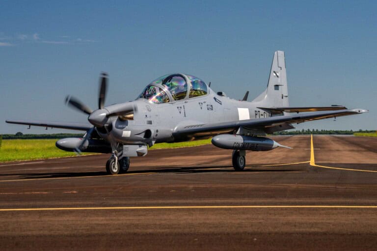 Embraer A-29 Super Tucano für die Luftwaffe von Uruguay beim Start