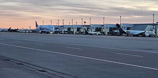 Flughafen München Vorfeld mit mehreren Flugzeugen (© Luftfahrtmagazin.de)