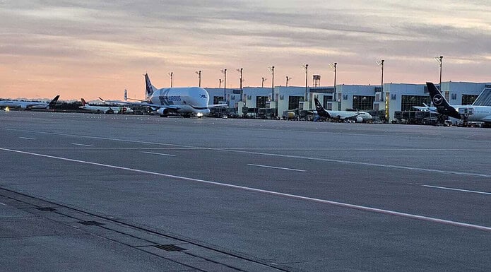 Frühwarnsystem: Effiziente Lösung für Flughafen und Airline bei Verzögerungen im Flugbetrieb Flughafen München Vorfeld mit mehreren Flugzeugen (© Luftfahrtmagazin.de)