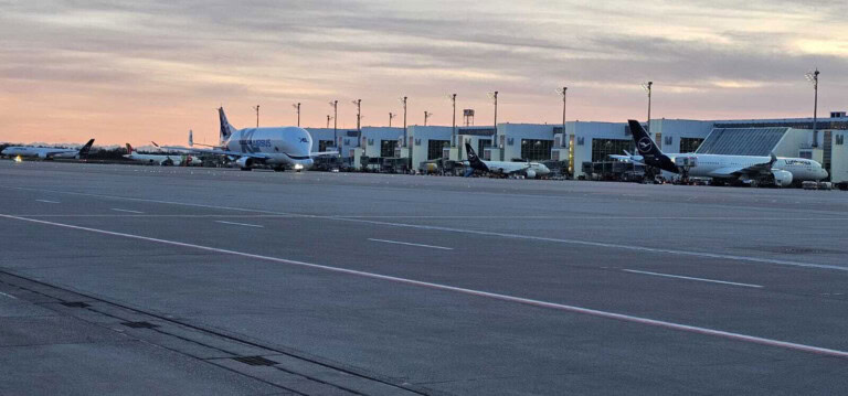 Flughafen München Vorfeld mit mehreren Flugzeugen (© Luftfahrtmagazin.de)