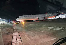 Luftfracht & Beschäftigte: Jahresvergleich und Strategien Flughafen München Vorfeld mit Lufthansa Airbus A350 bei Nacht