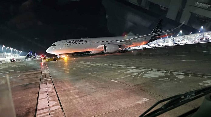 Luftfracht & Beschäftigte: Jahresvergleich und Strategien Flughafen München Vorfeld mit Lufthansa Airbus A350 bei Nacht