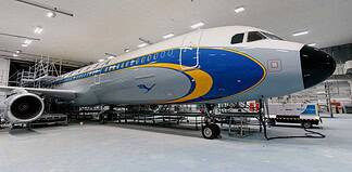 Lufthansa Airbus A321 in historischem Parabeldesign