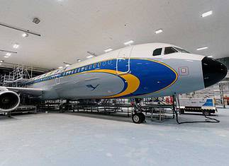 Lufthansa Airbus A321 in historischem Parabeldesign