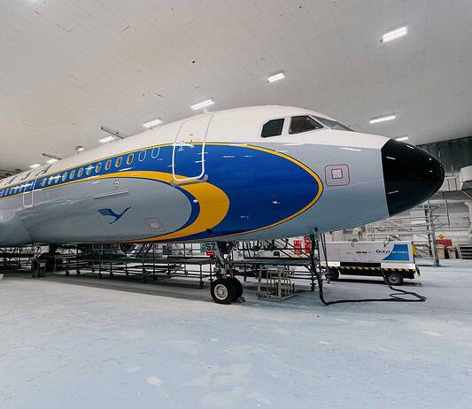 Lufthansa Airbus A321 in historic parabolic design