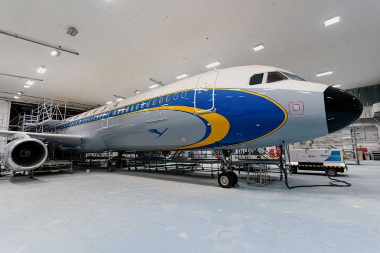 Lufthansa Airbus A321 in historic parabolic design