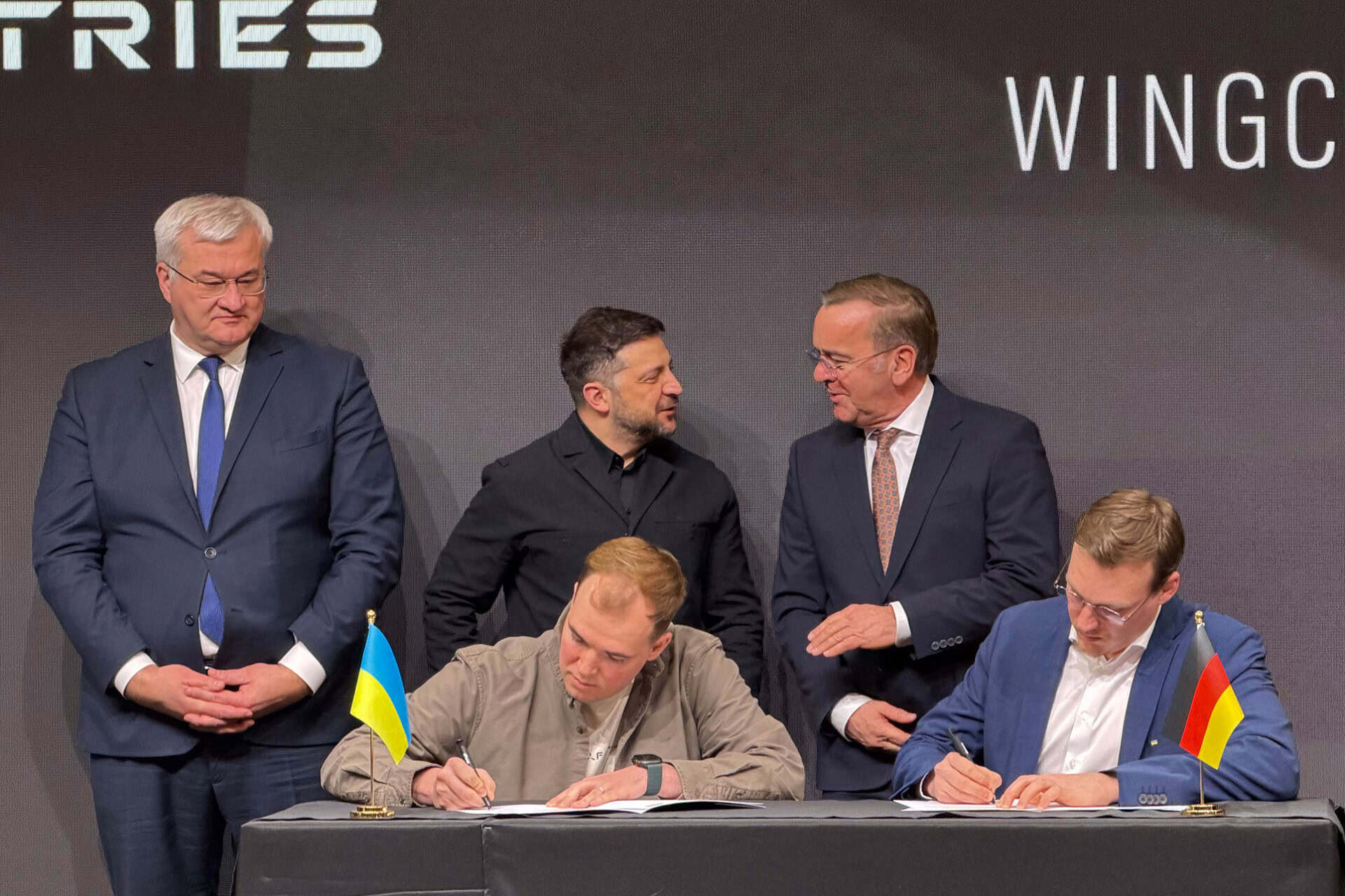 Aufklärungsdrohnen für die Ukraine: (V.l.n.r.) Volodymyr Zinovskyi/CEO TAF Industries, Andrij Sybiha/Außenminister Ukraine, Volodymyr Zelensky/Präsident Ukraine, Boris Pistorius/Bundesminister der Verteidigung, Tom Plümmer/Mitgründer & CEO Wingcopter)