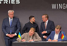 Wingcopter und TAF Industries: Aufklärungsdrohnen für die Ukraine Aufklärungsdrohnen für die Ukraine: (V.l.n.r.) Volodymyr Zinovskyi/CEO TAF Industries, Andrij Sybiha/Außenminister Ukraine, Volodymyr Zelensky/Präsident Ukraine, Boris Pistorius/Bundesminister der Verteidigung, Tom Plümmer/Mitgründer & CEO Wingcopter)
