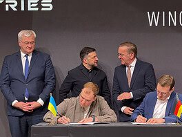 Aufklärungsdrohnen für die Ukraine: (V.l.n.r.) Volodymyr Zinovskyi/CEO TAF Industries, Andrij Sybiha/Außenminister Ukraine, Volodymyr Zelensky/Präsident Ukraine, Boris Pistorius/Bundesminister der Verteidigung, Tom Plümmer/Mitgründer & CEO Wingcopter)