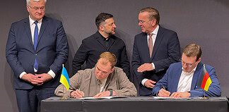 Aufklärungsdrohnen für die Ukraine: (V.l.n.r.) Volodymyr Zinovskyi/CEO TAF Industries, Andrij Sybiha/Außenminister Ukraine, Volodymyr Zelensky/Präsident Ukraine, Boris Pistorius/Bundesminister der Verteidigung, Tom Plümmer/Mitgründer & CEO Wingcopter)