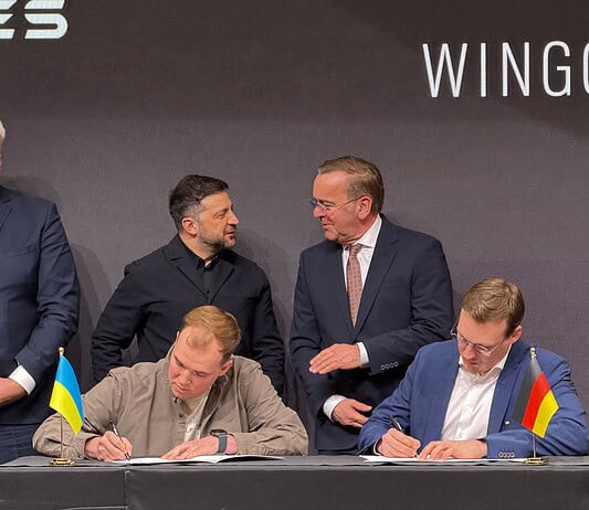 Aufklärungsdrohnen für die Ukraine: (V.l.n.r.) Volodymyr Zinovskyi/CEO TAF Industries, Andrij Sybiha/Außenminister Ukraine, Volodymyr Zelensky/Präsident Ukraine, Boris Pistorius/Bundesminister der Verteidigung, Tom Plümmer/Mitgründer & CEO Wingcopter)