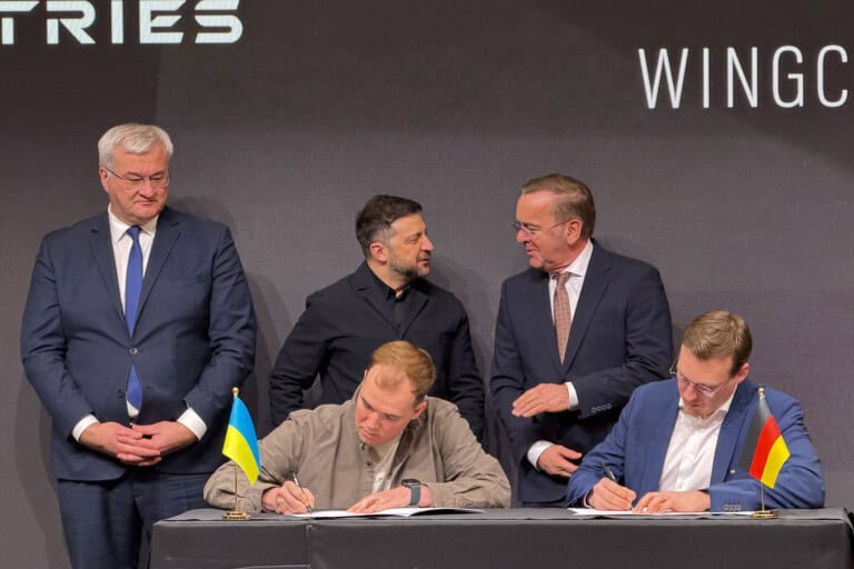 Reconnaissance drones for Ukraine: (From left to right) Volodymyr Zinovskyi/CEO TAF Industries, Andrij Sybiha/Foreign Minister of Ukraine, Volodymyr Zelensky/President of Ukraine, Boris Pistorius/Federal Minister of Defense, Tom Plümmer/Co-founder & CEO Wingcopter)