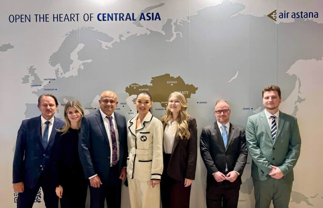 Das Team von Air Astana rund um Susith Hettihewa, Senior Regional Manager EU (3. v. l.), und Sven Gossow, Country Manager Germany, Austria and Switzerland (links außen)