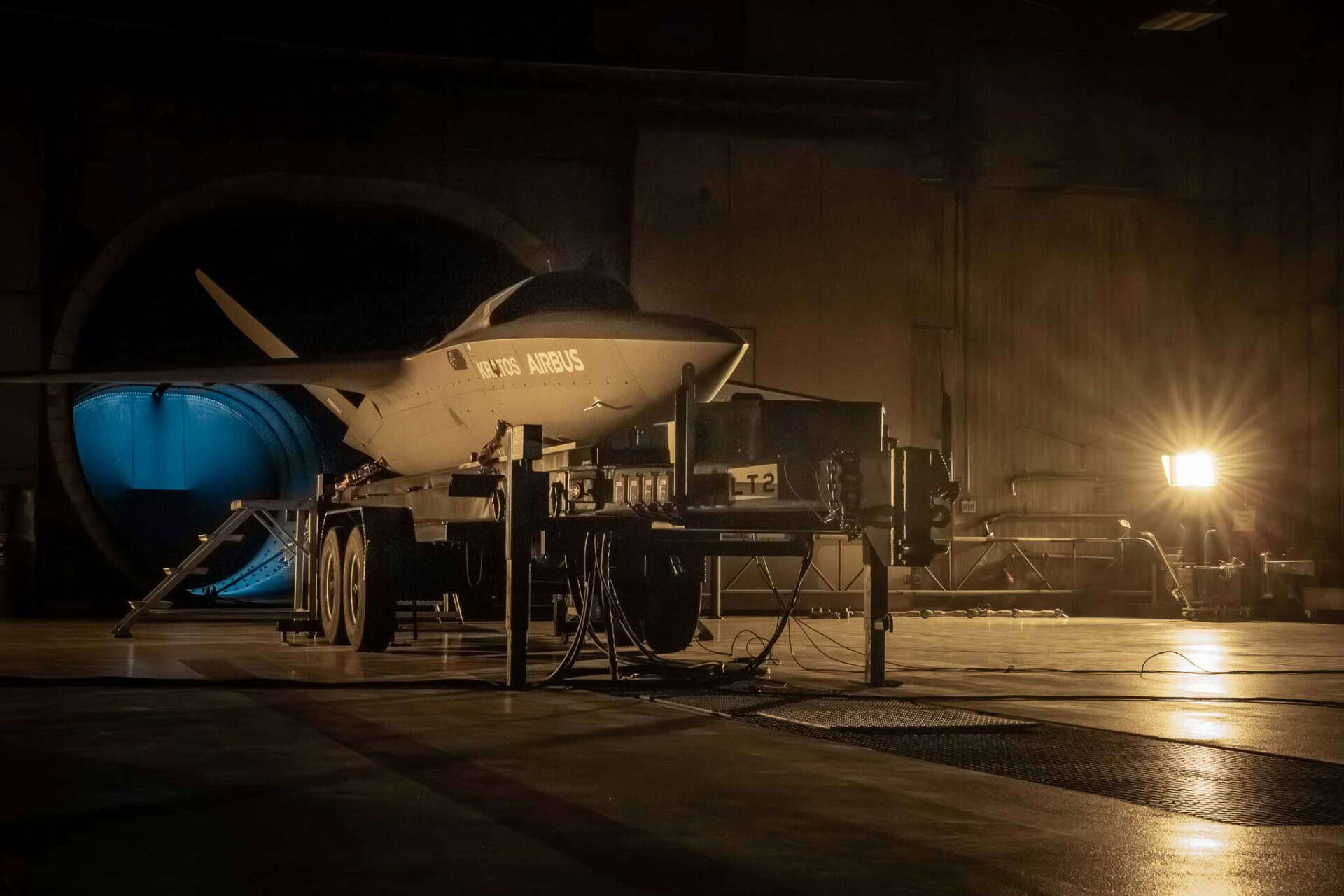 Airbus Kratos Valkyrie: In Manching bereitet Airbus derzeit zwei Valkyries für ihren Erstflug mit dem europäischen Missionssystem vor. Das Bild zeigt eine davon.