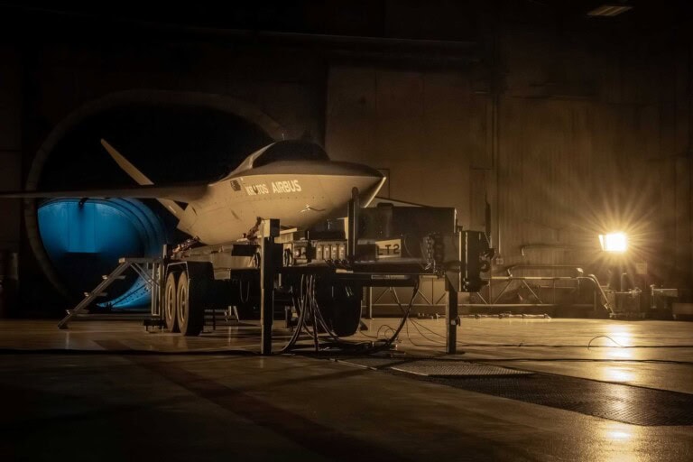 Airbus Kratos Valkyrie: In Manching bereitet Airbus derzeit zwei Valkyries für ihren Erstflug mit dem europäischen Missionssystem vor. Das Bild zeigt eine davon.