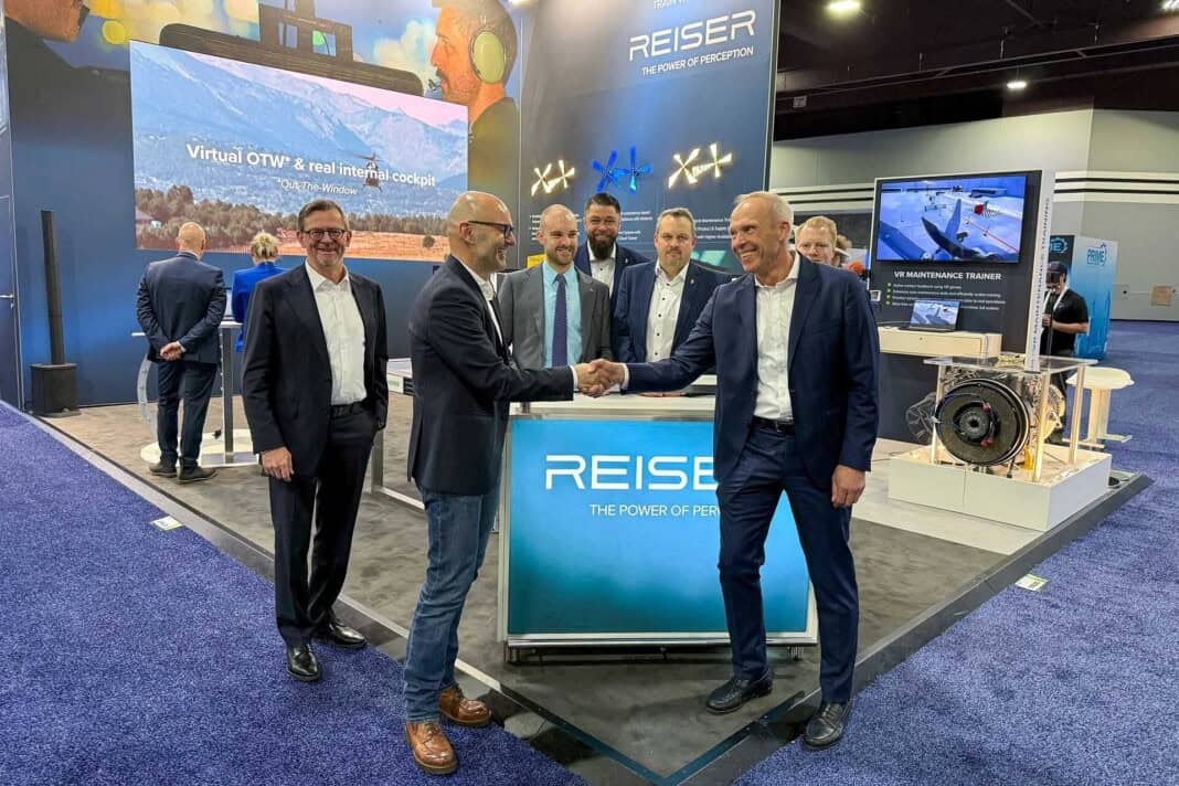 Pilotenausbildung per Simulator: Dr. Krystian Pracz, CEO DRF Luftrettung, und Johannes Hain, CEO von RST, bekräftigen auf der Verticon in Atlanta ihre Zusammenarbeit.