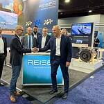 Pilotenausbildung: DRF Akademie setzt Airbus H145 D3 Simulator ein Pilotenausbildung per Simulator: Dr. Krystian Pracz, CEO DRF Luftrettung, und Johannes Hain, CEO von RST, bekräftigen auf der Verticon in Atlanta ihre Zusammenarbeit.