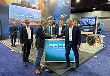 Pilotenausbildung: DRF Akademie setzt Airbus H145 D3 Simulator ein Pilotenausbildung per Simulator: Dr. Krystian Pracz, CEO DRF Luftrettung, und Johannes Hain, CEO von RST, bekräftigen auf der Verticon in Atlanta ihre Zusammenarbeit.