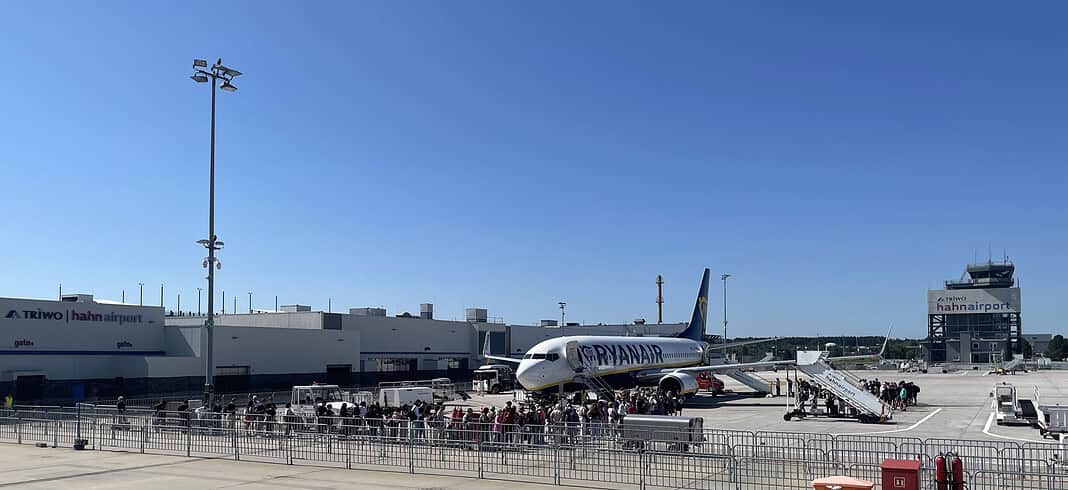 Hahn Airport: Passagiere auf dem Vorfeld