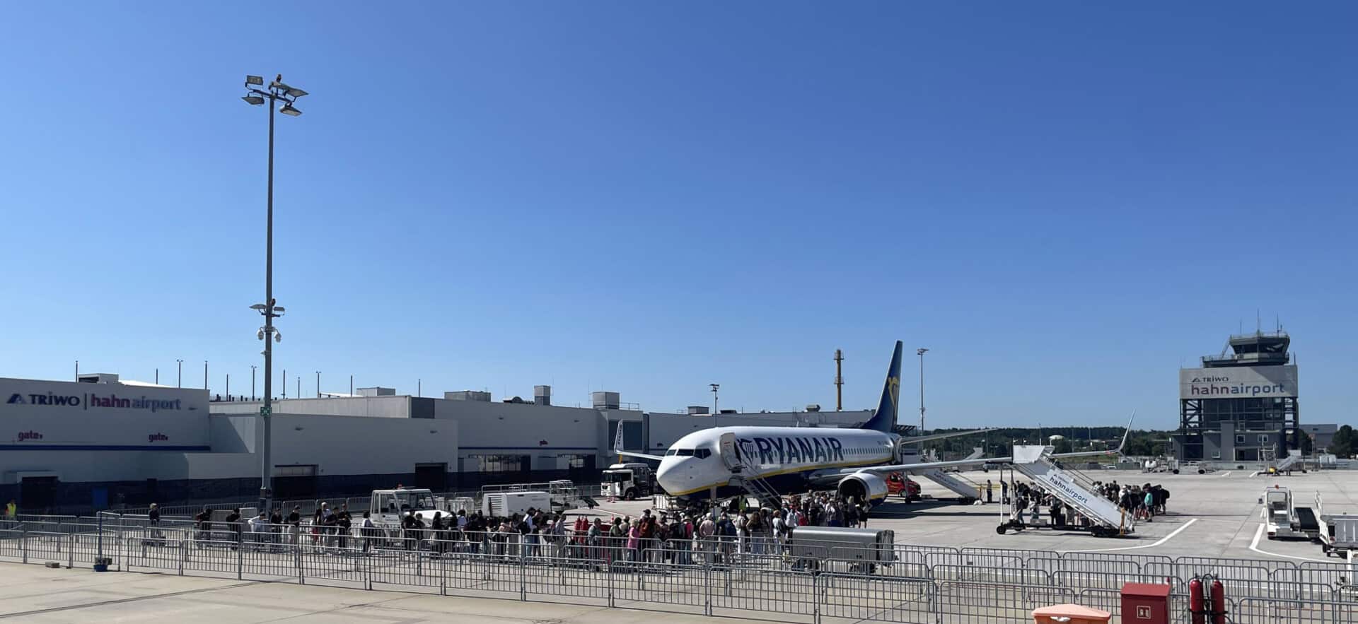 Hahn Airport: Passagiere auf dem Vorfeld