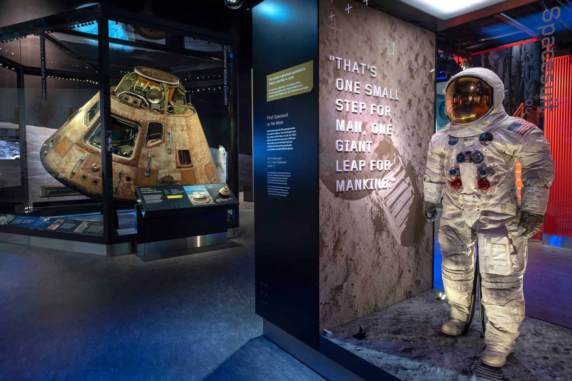 National Air and Space Museum zeigt Kommandomodul Columbia und Raumanzug von Neil Armstrong Apollo 11 Mission