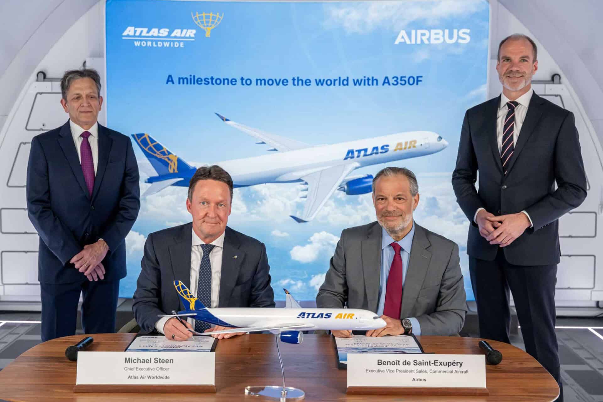 Michael Steen, CEO Atlas Air Worldwide (links) und Benoît de Saint-Exupéry, Executive Vive President Sales, Commercial Aircraft, Airbus (rechts)