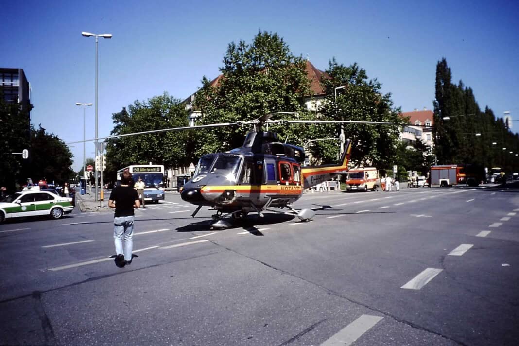 In den Anfangsjahren flog Christoph München mit einer Maschine des Typs Bell 412. Hier zu sehen bei einem Einsatz im Jahr 2000 mit Landung auf dem Goetheplatz in München.