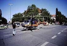 In den Anfangsjahren flog Christoph München mit einer Maschine des Typs Bell 412. Hier zu sehen bei einem Einsatz im Jahr 2000 mit Landung auf dem Goetheplatz in München.