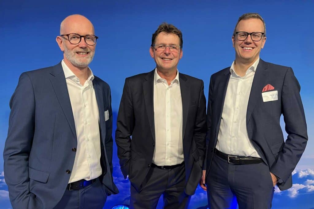 Geschäftsführer von Hannover Airport, Prof. Dr. Martin Roll (r.) und Maik Blötz (l.) sowie BARIG Chairman und Executive Director Michael Hoppe.