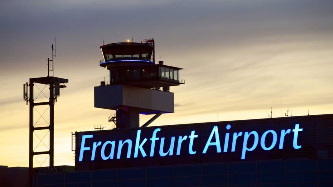 Flughafen Frankfurt mit Tower bei Nacht