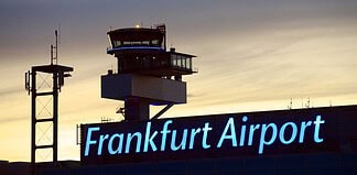 Flughafen Frankfurt mit Tower bei Nacht