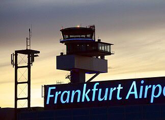 Flughafen Frankfurt: Lärmschutzpaket im Fokus der Diskussion Flughafen Frankfurt mit Tower bei Nacht