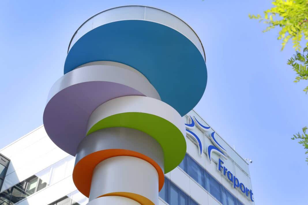 Kunstwerk vor der Fraport-Konzernzentrale
