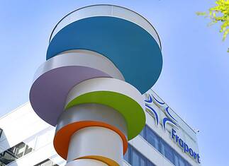 Kunstwerk vor der Fraport-Konzernzentrale