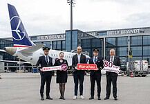 80 Jahre LOT Flugverbindung Berlin–Warschau: Ein Blick zurück Johannes Mohrmann, Senior Manager Business Development Aviation, Flughafen Berlin Brandenburg GmbH (Mitte) und Udo Clemens, Inside Sales Manager DACH/Italy/Malta, LOT Polish Airlines (1.v.r.) inmitten von Crew.